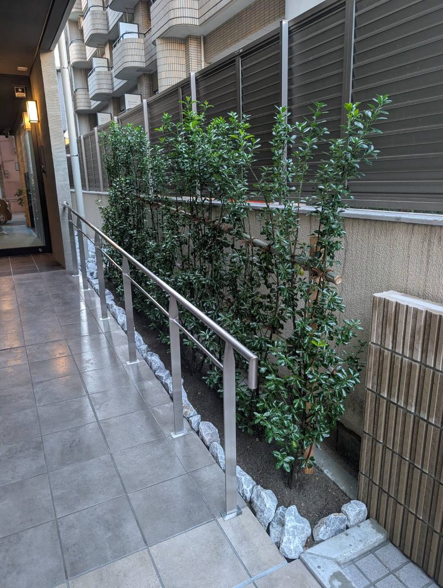 造園施工事例 52 福岡市 マンション アプローチのフェンス沿いの植栽帯