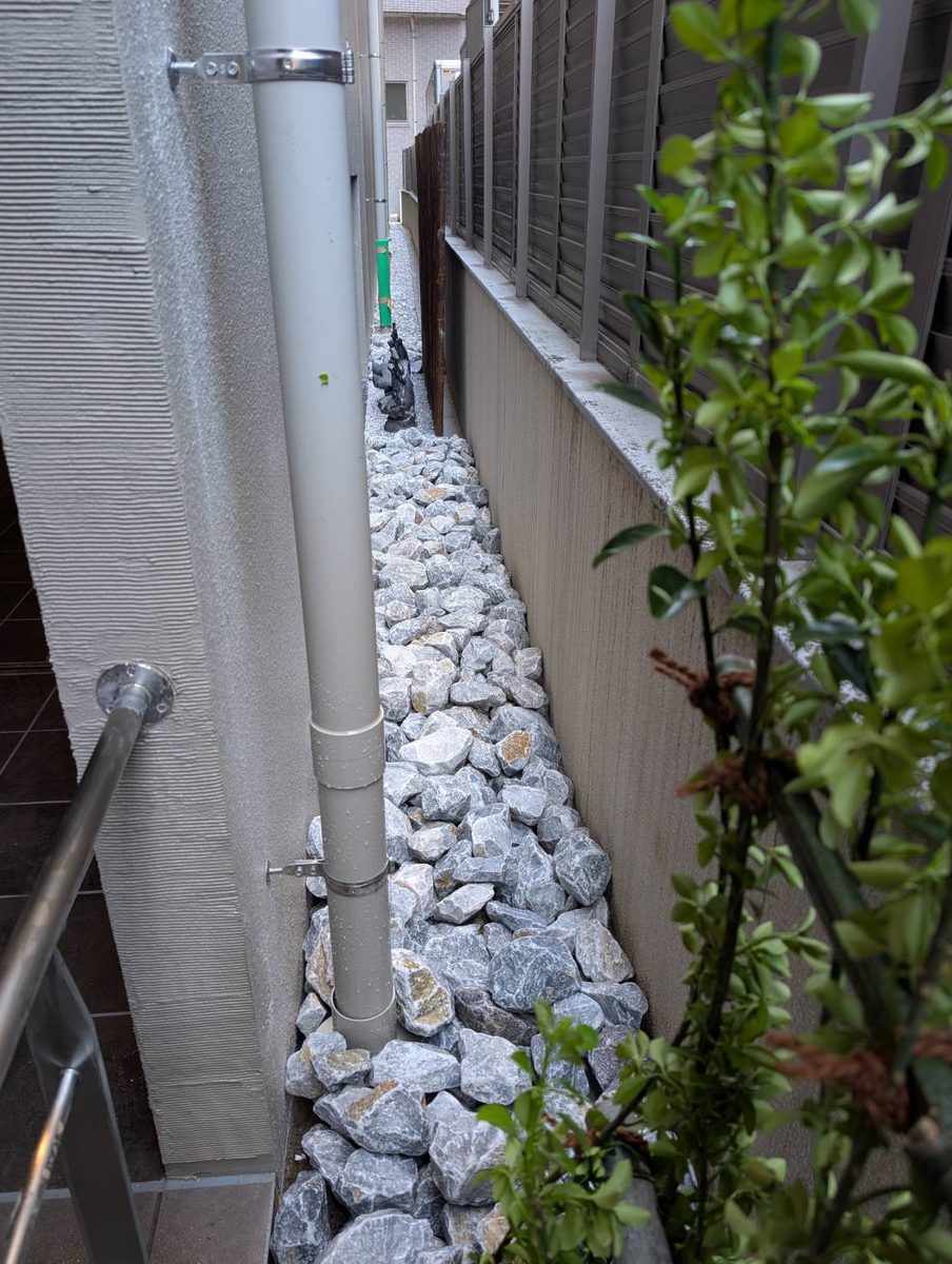 造園施工事例 53 福岡市 マンション 建物脇の栗石を使ったロックガーデンと植木